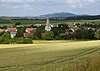 Der Westheimer Ortsteil Ostheim mit dem Dürrenberg, dem zweithöchsten Berg Mittelfrankens, im Hintergrund