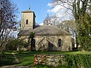 Dorfkirche mit Kirchhofeinfriedung und Kriegerdenkmal