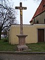 Kreuz aus Sliwenetzer Marmor neben der Kirche