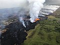 Lava fließt südwärts von den Spalten