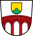 Gemeinde Arnbruck In Silber eine durchgehende gemauerte rote Brücke mit drei Bögen; darüber schwebend ein goldenes Schildchen, darin ein grüner Dreiberg.[2]
