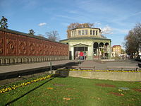 Linker Terrakottawandflügel und Kassenpavillon