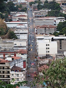 De hoofdstraat Av. Dr. Carlos Soares in het centrum van Visconde do Rio Branco