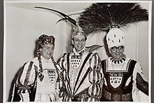 Kölner Dreigestirn der Karnevalssession 1945/55 mit Prinz Alfred Neven Du Mont, Bauer Hans Borgel und Jungfrau Günther Balve. Historisches Foto von 1955.