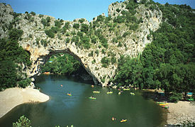 Pont d’Arc mit Kanuten auf der Ardèche