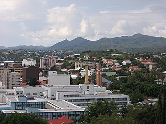 Blick über Windhoek auf die Erosberge