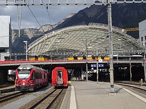 Westliche Einfahrt mit Postautostation. Links RhB, rechts SBB (2018)