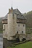 De donjon van Crupet en bijgebouwen (monument) ensemble van de donjon, zijn bijgebouwen en het omliggende terrein (site)