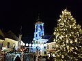 Weihnachtsstimmung auf dem Fő tér (Hauptplatz) mit dem illuminierten Blagovestenszka templom (Orthodoxe Kirche)