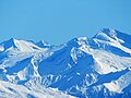 Links die Gefrorene-Wand-Spitzen aus 66 Kilometer Entfernung vom Zugspitzplatt aus gesehen, dahinter der Turnerkamp und rechts der Olperer