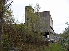 Großes, verfallenes Betongebäude