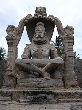 Bentuk "Yoga Narasimha" dari sebuah kuil di Vijayanagara, Hampi, India