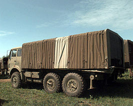 Vrachtwagen met binnenin Joegoslavische raketlanceerders (foto: mei 1996).