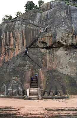 Sigiriya. Az ősi, hatalmas szobornak csak a mancsai maradtak meg.