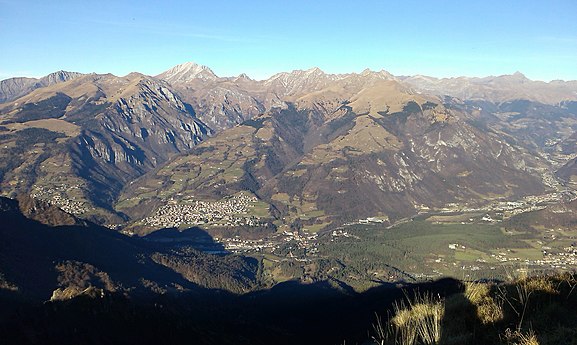 Media Valle Seriana. Il monte Grem (a sinistra) e Parre con monte Vaccaro e monte Secco (a destra). Alle loro spalle, il pizzo Arera. Vista dalla cima del pizzo Formico