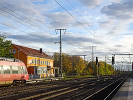 Bahnhof mit Gleisen, Bahnsteigen und früherem Empfangsgebäude