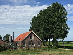 Een boerderij in Zuid-Holland met een omgekeerde vlag