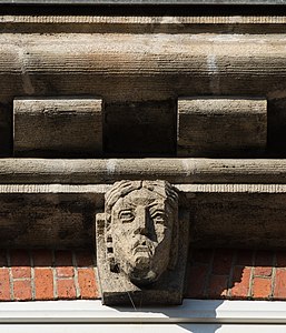 Bauschmuck am Hauptgebäude