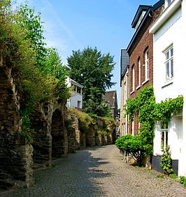 De middeleeuwse stadsmuur aan het Lang Grachtje