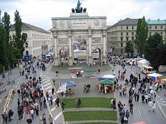 Siegestor mit Hauptbühne im Jahr 2004