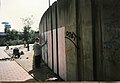 Graffitikunstenaars, waaronder leden van de SOL-crew en internationale leden van Loesje werken samen aan de muur, in de zomer van 1997.