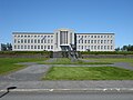 Das Hauptgebäude (Aðalbygging) der Universität Háskóli Íslands mit Ásmundur Sveinssons Plastik Sæmundur á selnum (1926).