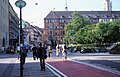 Residenzstraße mit Fahrradweg; nach rechts zweigt die Schrammerstraße ab