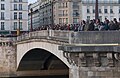 Menschen beobach­ten das Unglück vom Pont de la Tournelle