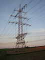 Kreuzung der 220-kV-Leitung Neckarwestheim-Kornwestheim, auf deren Maste sich auch die Stromkreise der 110-kV-Bahnstromleitung Neckarwestheim-Zazenhausen befinden mit der 220-kV-Drehstromleitung Hoheneck-Winnenden/Wendlingen