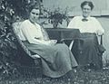 Η Μπέα Σβoρτς (Marie Beatrice Schol-Schwarz, 1898-1969), αριστερά, που αναγνώρισε την αιτία της ασθένειας