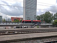 Hooggelegen busstation naast het treinstation.