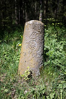 Ein steiler, oben flach abgerundeten Kegelstumpf von etwa 60 Zentimetern Höhe. Auf seiner Vorderseite ist ein Dreieck, drei konzentrische Kreise und das Wort „Kerschtgesroth“ eingemeißelt.