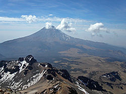 Előtérben az Iztaccíhuatl, messzebb a Popocatépetl