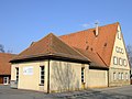 Zehntscheuer (rechts) der ehem. Schloss-Kelter