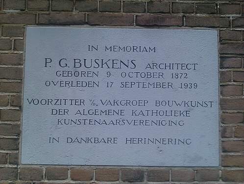 Plaque in memoriam van architect Piet Buskens op de HH. Laurentius- en Elisabethkathedraal in Rotterdam (overlijdensdatum is helaas fout: moet 19 september zijn)