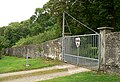 Fahrwege durch die Sauparkmauer sind mit eisernen Toren verschlossen.