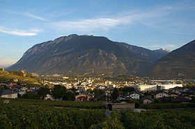 Siders im Abendlicht Im Hintergrund der Gorwetschgrat und die Ausläufer des Pfynwaldes, rechts der Taleingang ins Val d’Anniviers (deutsch: Eifischtal).