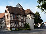 Teile des Tauberfränkischen Landschaftsmuseums, links das sogenannte Jägerhaus aus der Renaissance (um 1600), rechts ein romanischer Turm (um 1200)