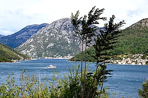 Blick von der Kirche Sv. Nedjelja in Kamenari auf die Verige-Straße (im Hintergrund Perast, rechts Lepetane)