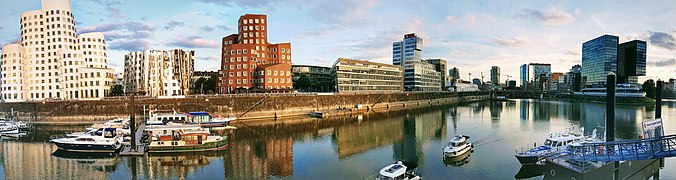 Neuer Zollhof im Medienhafen