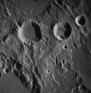 Krater Halley (links) und Hind aufgenommen von Apollo 16 (NASA photo)