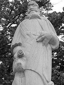 Der Wettsteinbrunnen ging aus dem Kunstkredit Basel-Stadt hervor. Heinz Fiorese, Willi Hege, Peter Moilliet, Jakob Probst, Louis Leon Weber, Adolf Weisskopf und Alexander Zschokke wurden für einen engeren Wettbewerb eingeladen. Die Brunnensäule, an der sich eine rot und blau bemalte Trommel mit Kindern befindet, steht zwischen dem zweistufigen Brunnentrog. Auf der Säule steht der ehemalige Basler Bürgermeister und Staatsmann Johann Rudolf Wettstein (1594 – 1666), der mit seinem Geschick den westfälischen Frieden herbeiführte. Er war ein Jäger und deshalb sitzt sein treuer Hund neben ihm. Am Brunnen steht die Inschrift: „Zum Andenken an Bürgermeister Johann Rudolf Wettstein 1594 - 1666 und zu Erinnerung an die Vereinigung von Kleinbasel und Grossbasel 1392“. Der Brunnen hätte eigentlich schon 1892, anlässlich der 500jährigen Vereinigung zwischen Gross- und Kleinbasel entstehen sollen, aber anstatt den benötigten CHF 90000.-- kamen ganze CHF 8172.-- zusammen. So dauerte es bis ins Jahr 1954, bis das nötige Geld mit Zins und Zinseszinsen zusammengekommen war