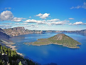 Caldera mit tiefblauem Wasser