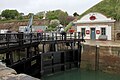 Dockschleuse mit altem Wärterhaus im Hafen von Le Palais