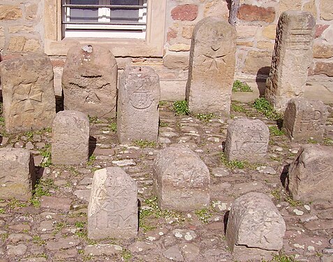 Historische Grenzsteine, gesammelt im Herrenhof