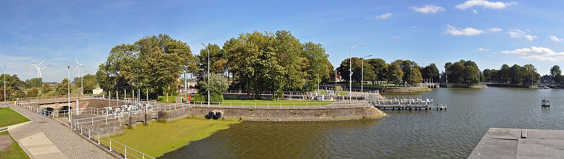 Algemeen overzicht van de Ganzepoot, van de spuisluis van het Nieuw Bedelf op de voorgrond links tot de Veurnesluis op het kanaal Nieuwpoort-Veurne-Duinkerke in de verte uiterst rechts