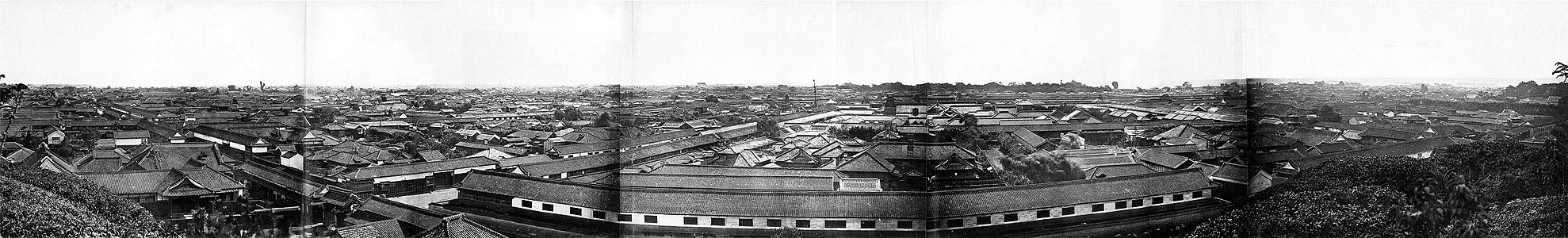 Yedo (Edo, bugünkü Tokyo)'daki "daimyō yashiki" (daimyōların Edo'daki lojmanları)'nin Atagoyama'dan panoramik görünümü. Samuray döneminin son yıllarında 1865 ya da 1866 yılında İtalyan asıllı Britanyalı fotoğrafçı Felice Beato tarafından çekilmiş olan dört parça fotoğraf birleştirilerek oluşturuldu. (Üreten: Felice Beato)