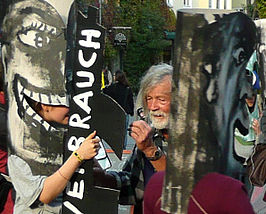 Peter Schumann bij het werk aan het project Republik Freies Wendland, 2010