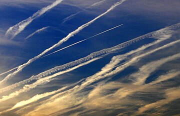 Condenssporen zijn kunstmatige wolken die ontstaan doordat uitlaatgassen van vliegtuigmotoren de hoeveelheid waterdamp in de lucht op de vliegroute doen toenemen.