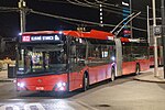 Gelenk-O-Bus Škoda 27Tr Solaris beim Hauptbahnhof in Bratislava.